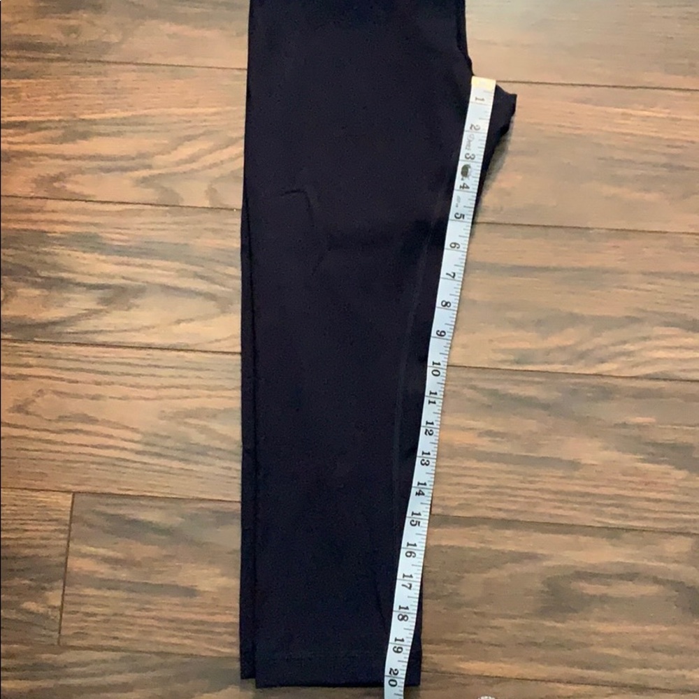 NEVER WORN!  Lululemon navy crop. Size 8.
